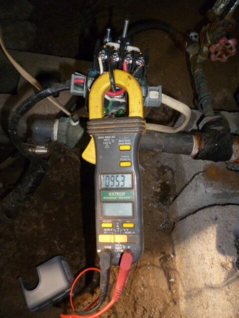 133_checking_for_voltage_and_amperage_with_amp_probe